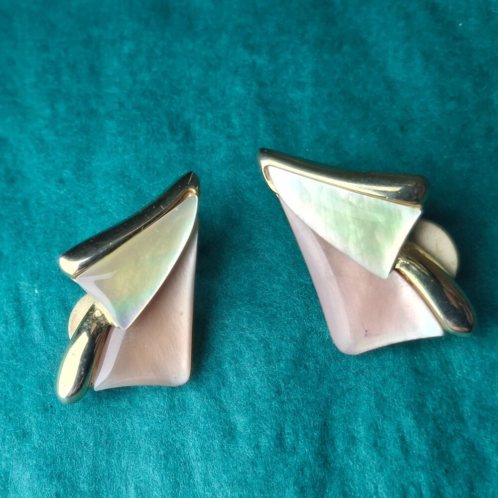2/10$ Vintage gold tone irridescent beige and pink clip on earrings